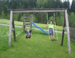 Spielplatz am Hof mit Schaukel.JPG